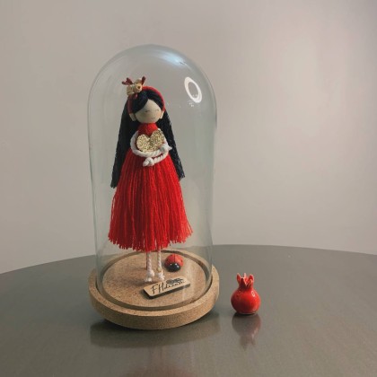 عروسک مکرومه‌ای داخل شیشه قرمز رنگ